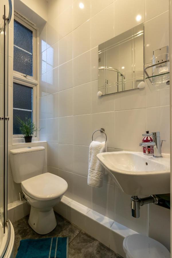 The Wanderlust - 1 Bedroom Apartment L Sleeps 4 With Sofa Bed L Prime Location Plus Free Wifi L Perfect For Business & Leisure Travelers L 15Percent Off Weekly & 20Percent Off Monthly Stays! 런던 외부 사진